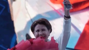 Депутат Дәулет Тұрлыханов әнші Роза Рымбаеваға көлік мінгізді