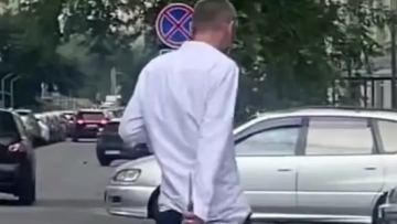 Алматыда қолына пышақ ұстаған ер адам тұрғындарды шошытқан