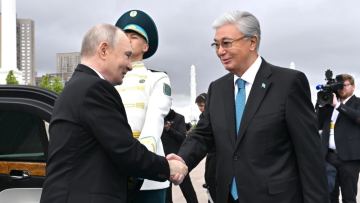 توقاەۆ پۋتيندٸ تەۋەلسٸزدٸك سارايىندا ٶزٸ كٷتٸپ الدى