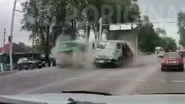 Алматы облысында автобус пен жүк көлігі соқтығысты: оқиға видеоға түсіп қалған