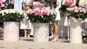 Соңғы қоңыраудағы "гүл жарыс": депутат шара қабылдауды сұрады