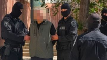 Aqtaýda múmkindigi shekteýli azamatty zorlady dep aiyptalǵan belsendi esirtkimen ustaldy