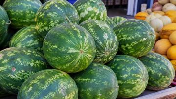 Ерте шыққан қарбыз қаншалықты қауіпсіз: нитраттан қорқу керек пе?
