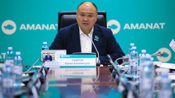 Sairov: «Amanattyń artynan Nazarbaevtyń qulaǵy kórinip turatyn»