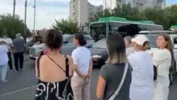 Алматыда үш тұрғын үй кешенінің тұрғындары Төле би көшесін жауып тастады