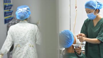 Алматылық әйел көзінің түсін өзгертемін деп мүгедек болып қала жаздады