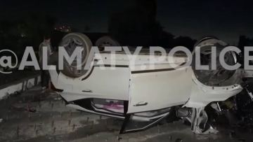 Алматыда жол жөндеу учаскесінде көлік аударылып, екі адам зардап шекті