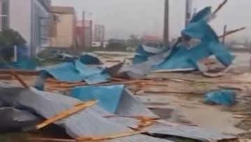 اقتٶبە وبلىسىندا بايلانىس مۇناراسى دٷكەنگە قۇلاپ, ٷش ادام زارداپ شەكتٸ