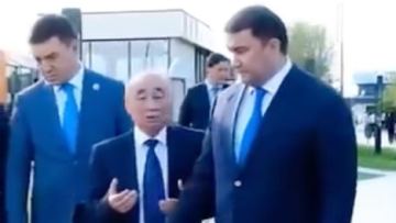 Aqsaqaldyń sózin bólip, kóshedegi qoqysty alǵan Túrkistan oblysy ákiminiń videosy qyzý talqylanyp jatyr