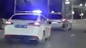 الماتىدا پوليتسەيدەن قاشقان جٷرگٸزۋشٸنٸ توقتاتۋ ٷشٸن بٸرنەشە ەكيپاج جۇمىلدىرىلعان