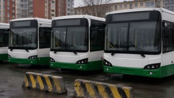 Kókshetaýda jalaqysyz qalǵan avtobýs júrgizýshileri ereýilge shyqty: qoǵamdyq kólik toqtady