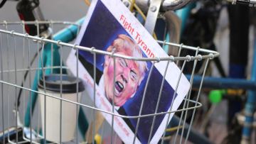 CNN: Трамп әуелі акция сатып алып, кейін сол компанияларды мақтаған