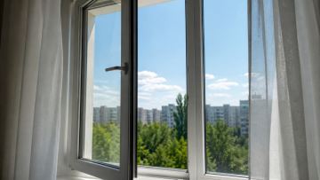 Abai oblysynda bir kúnde eki búldirshin terezeden qulap ketti: biri kóz jumdy