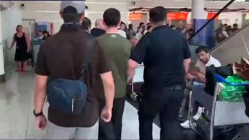 1,8 mlrd teńge qarjy, 600 mln teńgege jyljymaityn múlik: Esirtki satqan kúdikti Grýziiadan elge jetkizildi