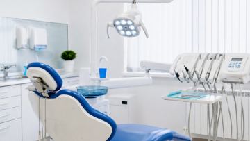 Aqtaýda memlekettik stomatologiiadan em qabyldaǵan 9 jastaǵy balanyń jaq súiegi zaqymdanǵan