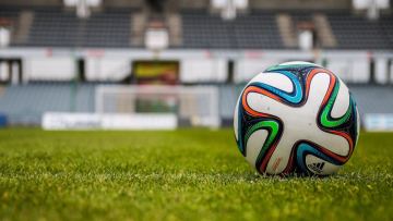 Aqtaýda eki ai buryn ashylǵan fýtbol alańy búline bastady