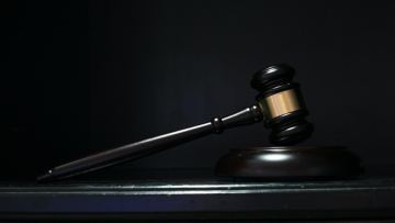 17 جىل ٸزدەۋدە بولعان ادام 15 جىلعا سوتتالدى