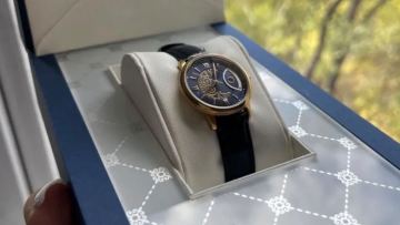 قازاقستاندىق ەيەل پرەزيدەنت سىيلاعان ساعاتتى ساتىلىمعا شىعاردى