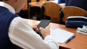 Мектептегі телефонға қатысты жаңа ереже: оқушыларға неге рұқсат етіледі?