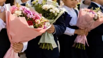 "Жарысқа немесе артық шығынға айналмауға тиіс" - министрлік мұғалімдерге гүл беруге қатысты