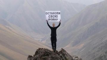 4446 метр биіктегі қарсылық: қазақстандық суретші шыңға шығып пикет жасады