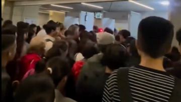 Алматы метросында адамдар "кептелісі" болған