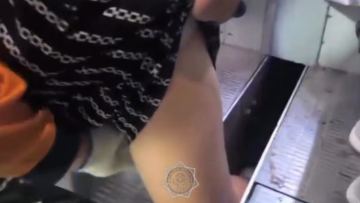Семейде әйелдің аяғы эскалатордың арасына қысылып қалды