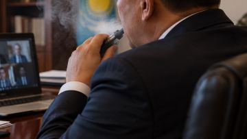 Қарағанды облысында мәслихат төрағасы zoom жиналыс кезінде темекі шеккен
