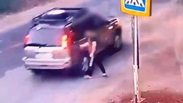 Ақтөбеде ер адам өзін көлік қағып кеткендей етіп көрсетіп, жүргізушілерден ақша алған