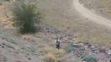 Poiyz mashinisi dalada jalǵyz júrgen tórt jasar balany taýyp alǵan