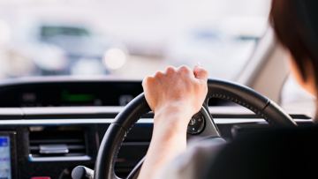 Róli oń jaqta ornalasqan kólikterdi taksige paidalanýǵa tyiym salynbaq