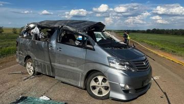 “Alfardtyń aqyry”: Úkimet oń rýldi kólikterge tyiym salmaqshy