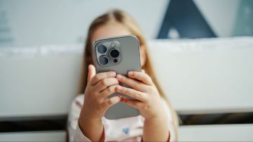 Баланың телефонға тәуелді болып бара жатқанын қалай байқауға болады?
