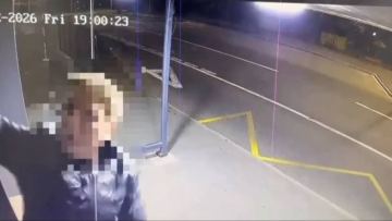 Астанада екі оқушы аялдамадағы бейнебақылау камерасын сындырды
