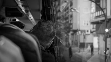 Telefonmen sóilesken júrgizýshi 57 jastaǵy áieldiń ólimine sebep boldy