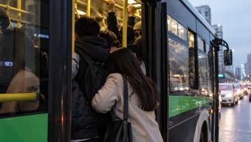 Алматыда автобустағы адам кептелісін рейс санын арттыру арқылы шешу мүмкін емес - әкімдік
