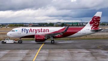 +36 gradýstyq ystyqta ushaqta 45 minýt otyrǵan qazaqstandyq FlyArystan-dy sotqa berip, ótemaqy óndirip aldy