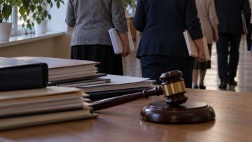Оралда гимназия зейнет жасына жеткен 17 мұғалімді өтемақысыз жұмыстан шығарған