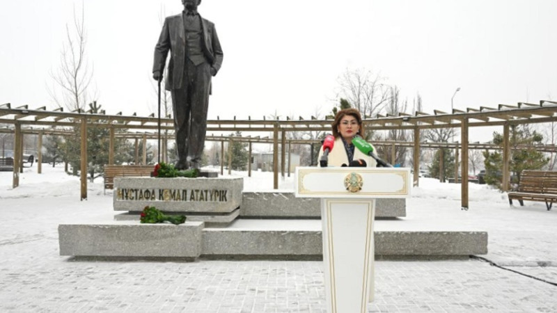 Almatyda Mustafa Kemal Atatúrikke arnalǵan eskertkish ashyldy