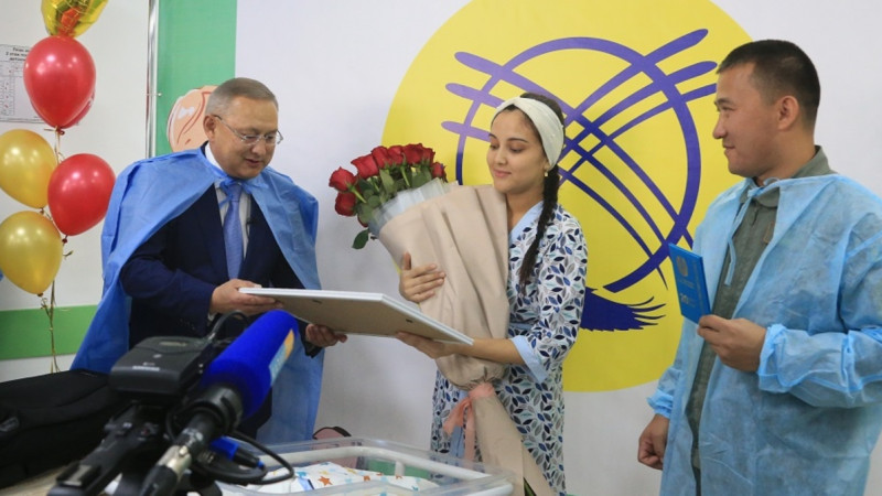 بەيبٸت يساباەۆ قازاقستاننىڭ 20 ميلليونىنشى جەتٸسۋلىق تۇرعىنىن قۇتتىقتادى