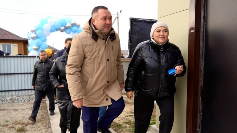 Республика күні қарсаңында Семейде 32 көпбалалы отбасыға баспана кілті табысталды