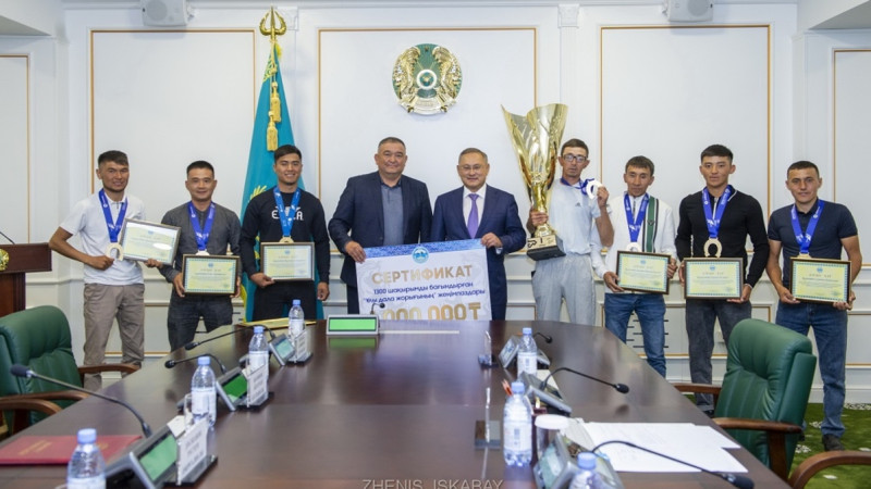 جەتٸسۋ وبلىسى ەكٸمٸ «ۇلى دالا جورىعى» مارافون-بەيگەسٸنٸڭ جەڭٸمپازدارىن قابىلدادى