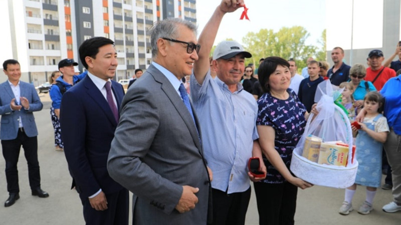 Danial Ahmetov Óskemende úi kezeginde turǵandarǵa 144 páterdiń kiltin tabystady