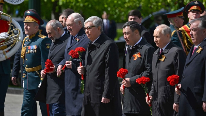 Toqaevty Máskeýdegi paradqa barýǵa kim úgittedi? Ýkrainalyq saiasattanýshy shyndyqty jaiyp saldy