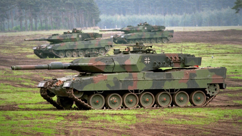 Batys elderi alǵashqy kezeńde Ýkrainaǵa 140 tank jetkizedi