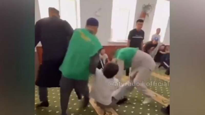 جات اعىمنىڭ جەتەگٸندە جٷرگەن ازاماتتى اۋىلداستارى مەشٸتتەن سٷيرەپ شىعارىپ تاستادى