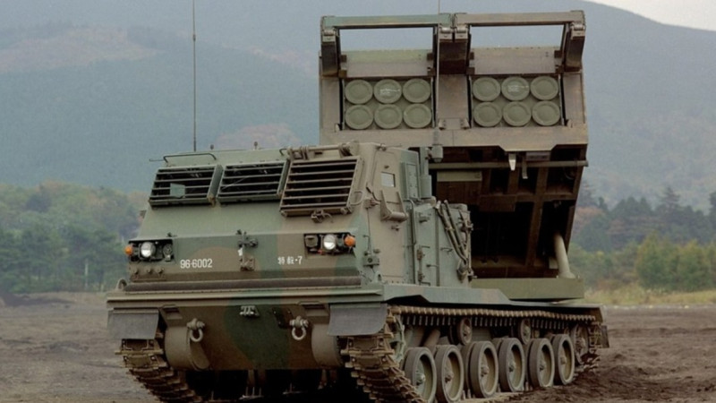 Zelenskii kútken «jaqsy jańalyq». Baiden alystan soqqy beretin MLRS artilleriiasyn beretin boldy