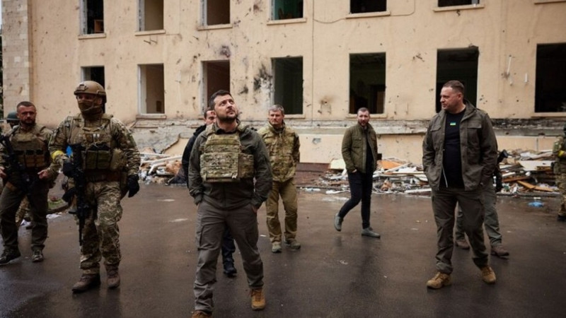 «Keńes zamanyn eske salatyn úilerdi súrip tastaimyz». Zelenskii Harkovqa jumys saparmen bardy