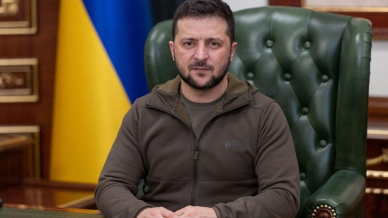 «Bizge qarý kerek!». Zelenskii ýkrain sarbazdary Donbasta ózinen 20 ese artyq áskermen soǵysyp jatqanyn aitty