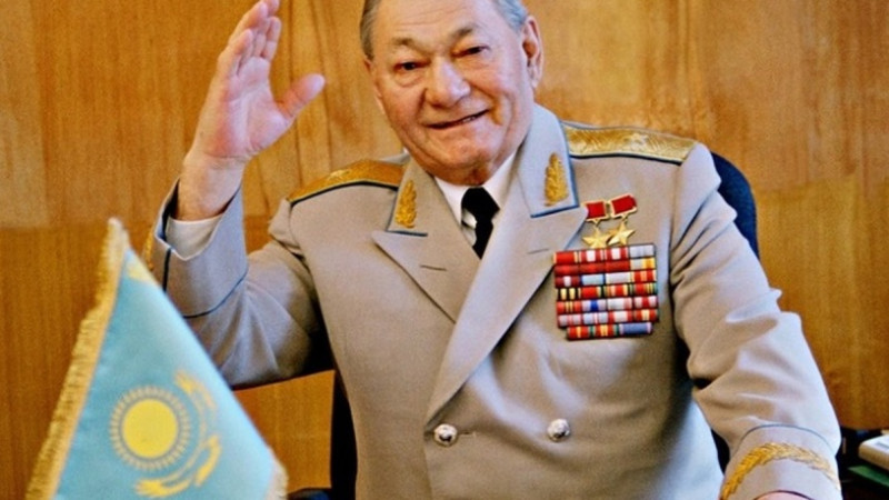 Bigeldinovti bilmeitin adam joq